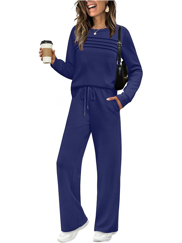 Conjunto de mujer con pantalón de cuello redondo y cintura con cordón ajustable.