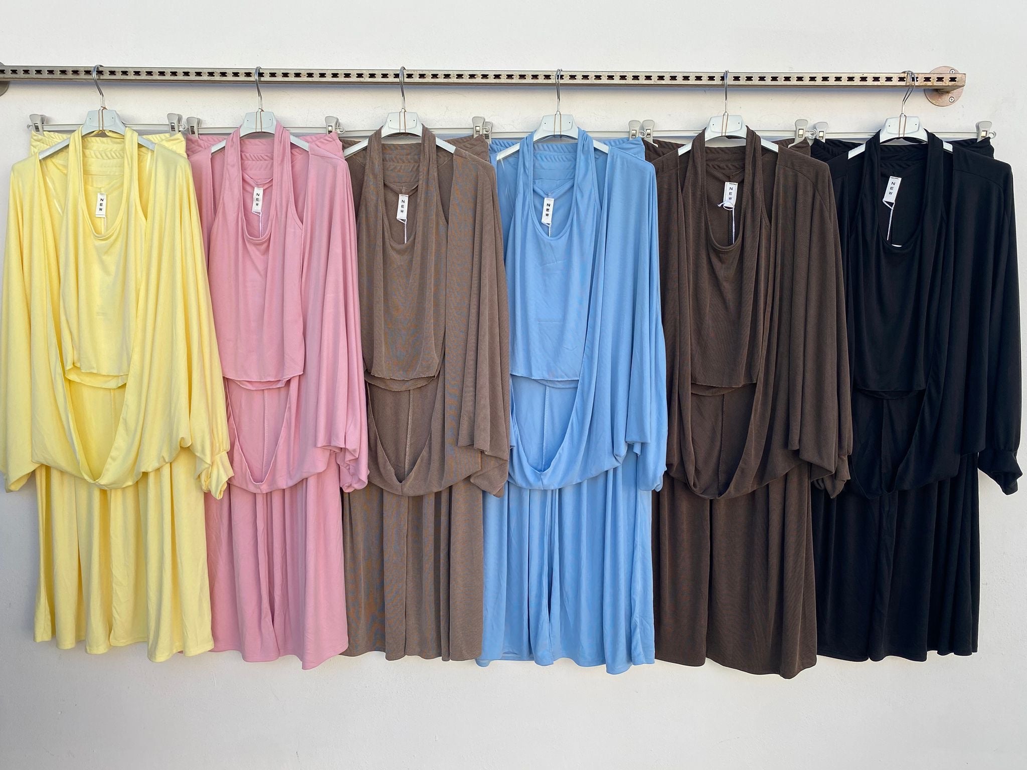 Conjunto sencillo de pantalón, chaleco y cárdigan a juego.