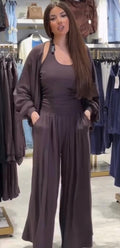 Conjunto sencillo de pantalón, chaleco y cárdigan a juego.