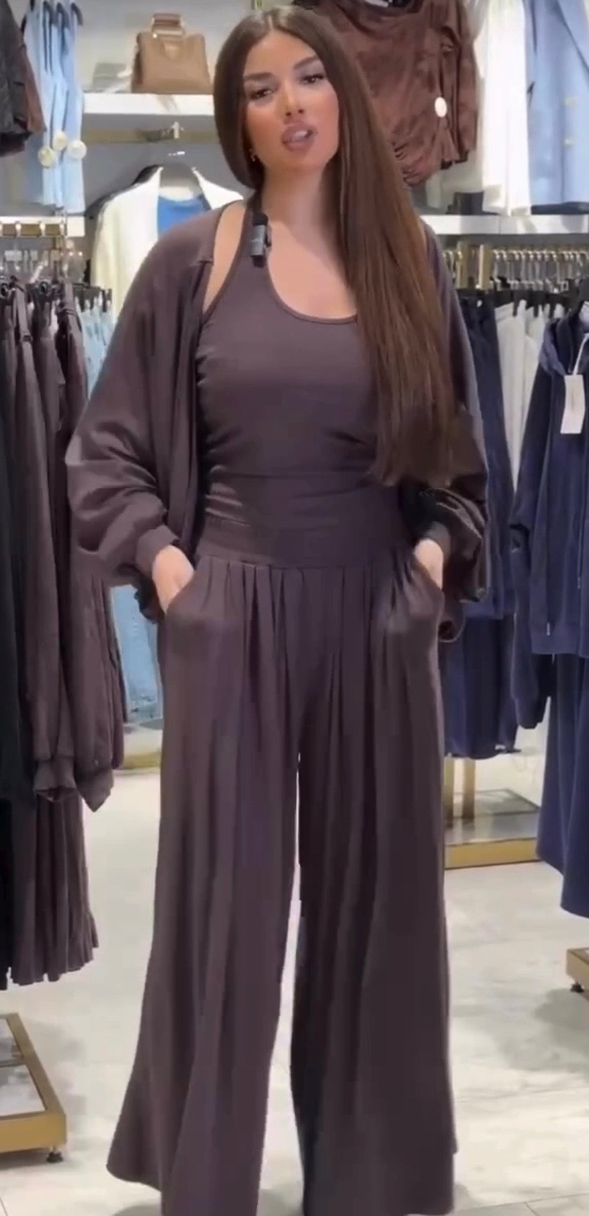 Conjunto sencillo de pantalón, chaleco y cárdigan a juego.