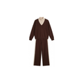Conjunto de mujer compuesto por blusa de manga larga con solapa y pantalón.