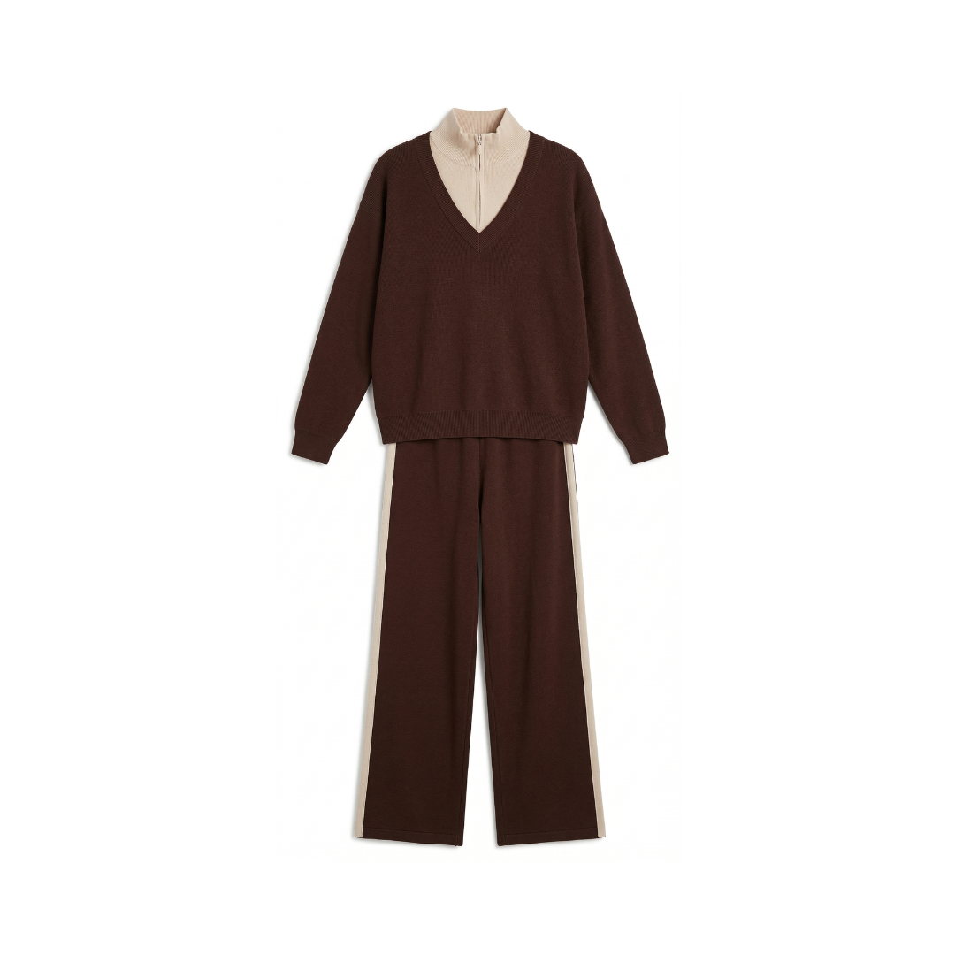 Conjunto de mujer compuesto por blusa de manga larga con solapa y pantalón.