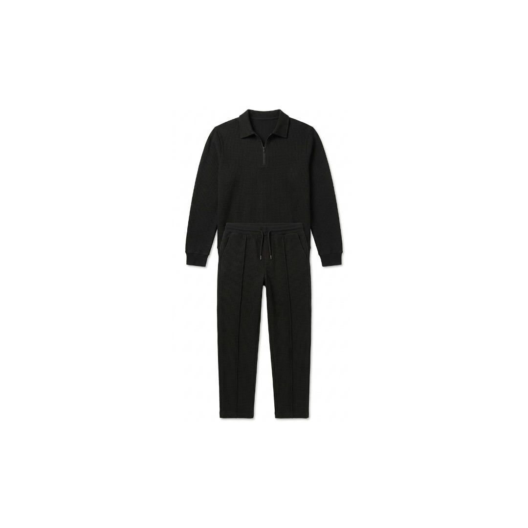 Conjunto para hombre compuesto por una sudadera de punto gofrado y pantalones de pierna recta.