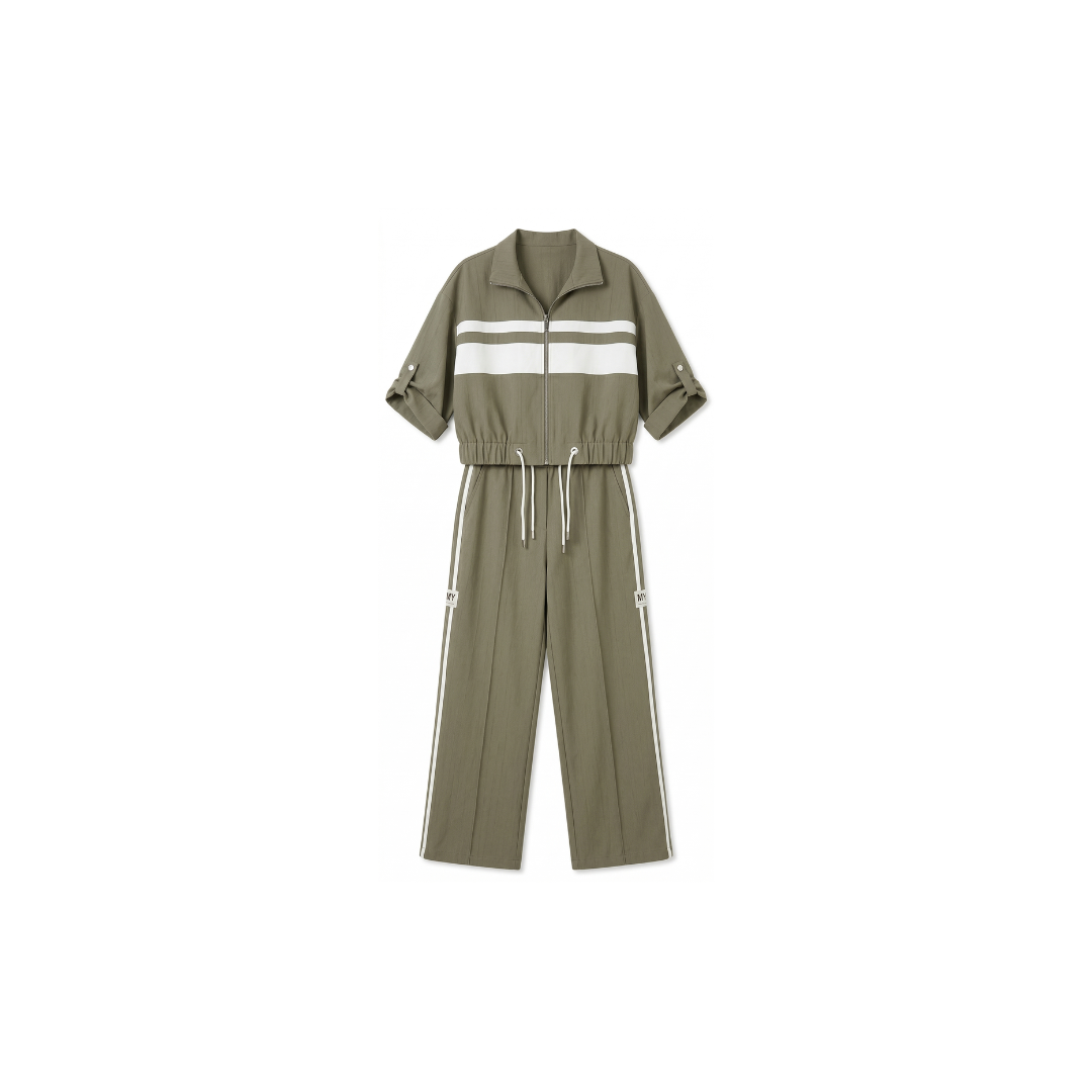 Conjunto de mujer compuesto por una chaqueta con cuello alto y un vestido.