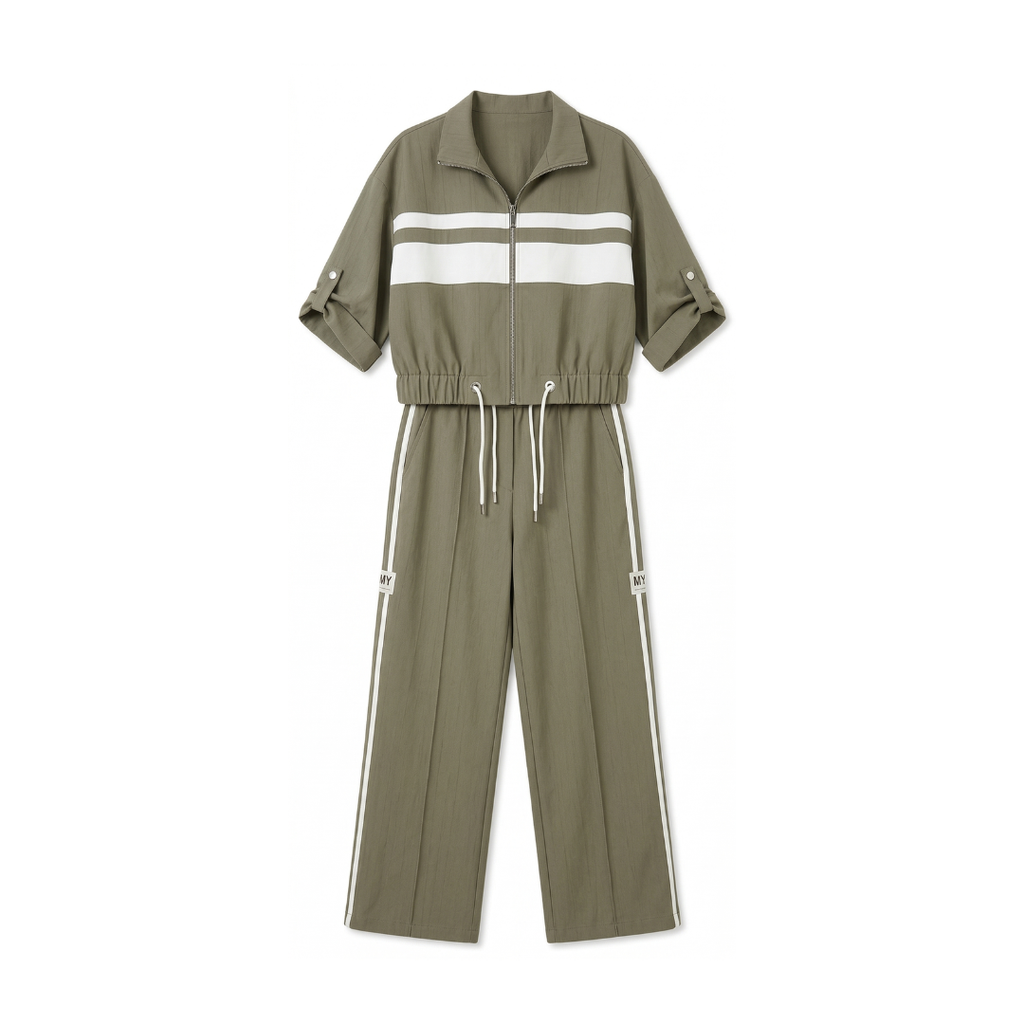 Conjunto de mujer compuesto por una chaqueta con cuello alto y un vestido.