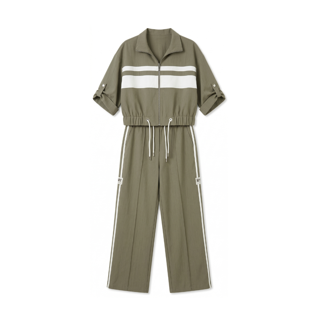 Conjunto de mujer compuesto por una chaqueta con cuello alto y un vestido.