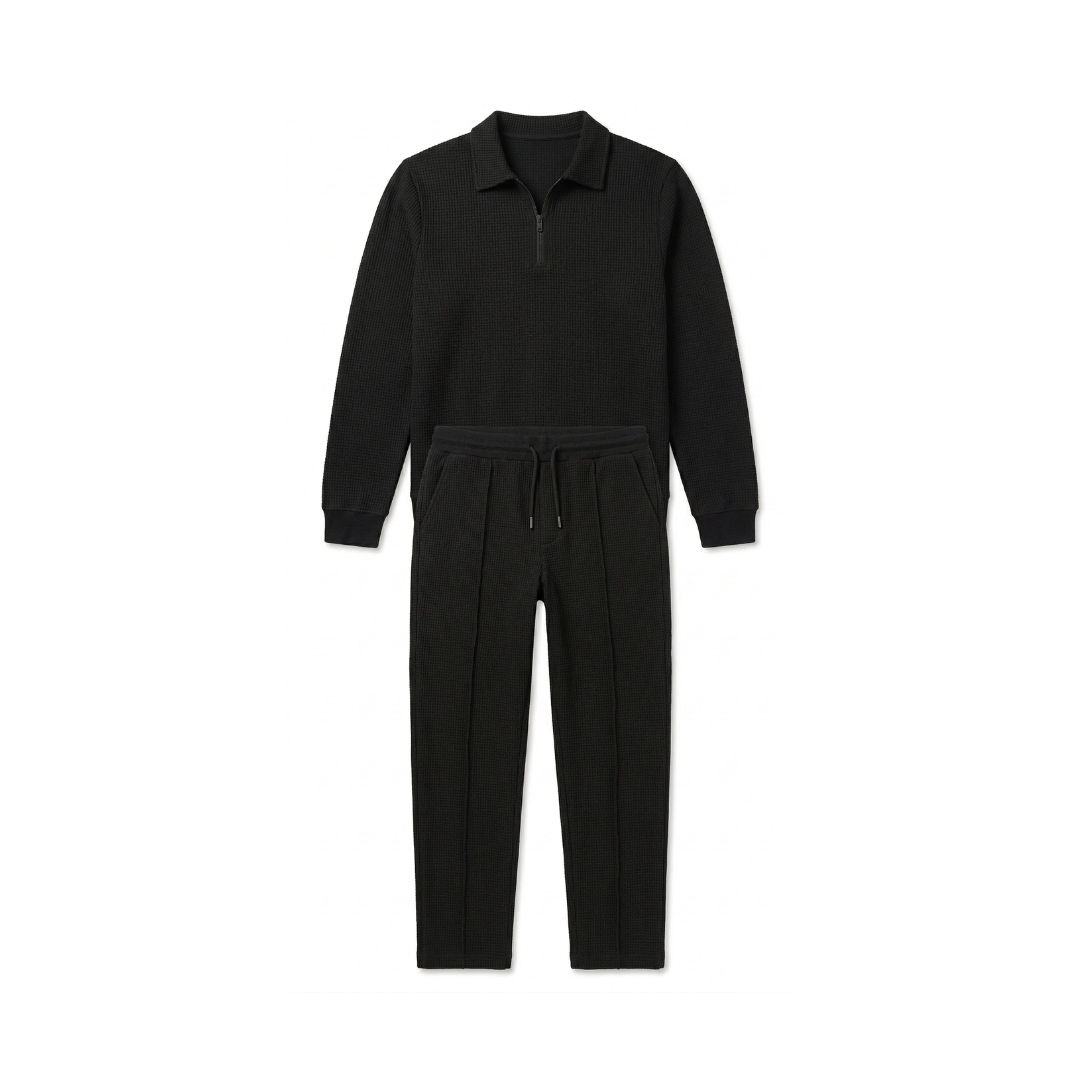 Conjunto para hombre compuesto por una sudadera de punto gofrado y pantalones de pierna recta.