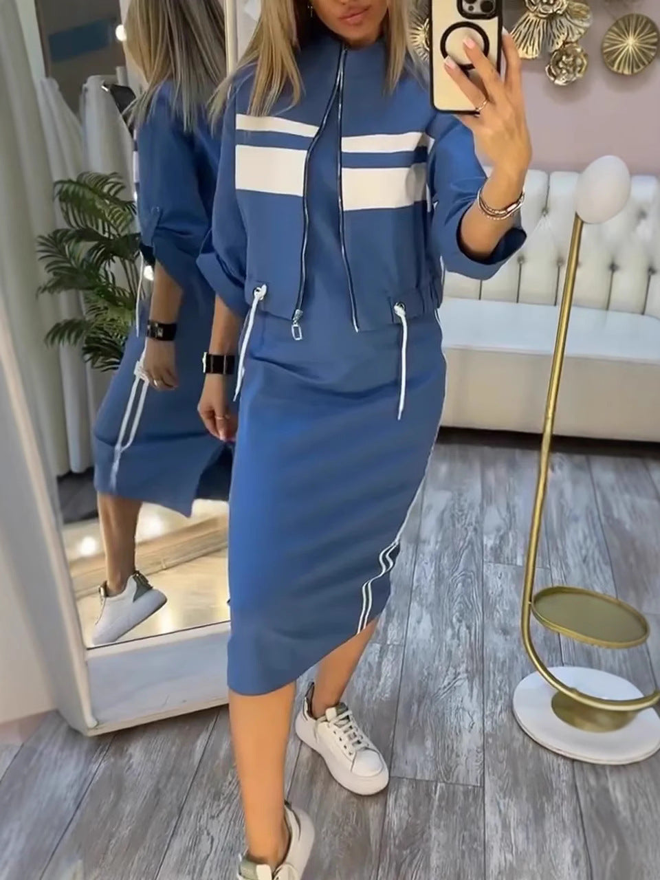 Conjunto de mujer compuesto por una chaqueta con cuello alto y un vestido.