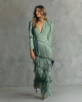 Elegante vestido midi con mangas con flecos