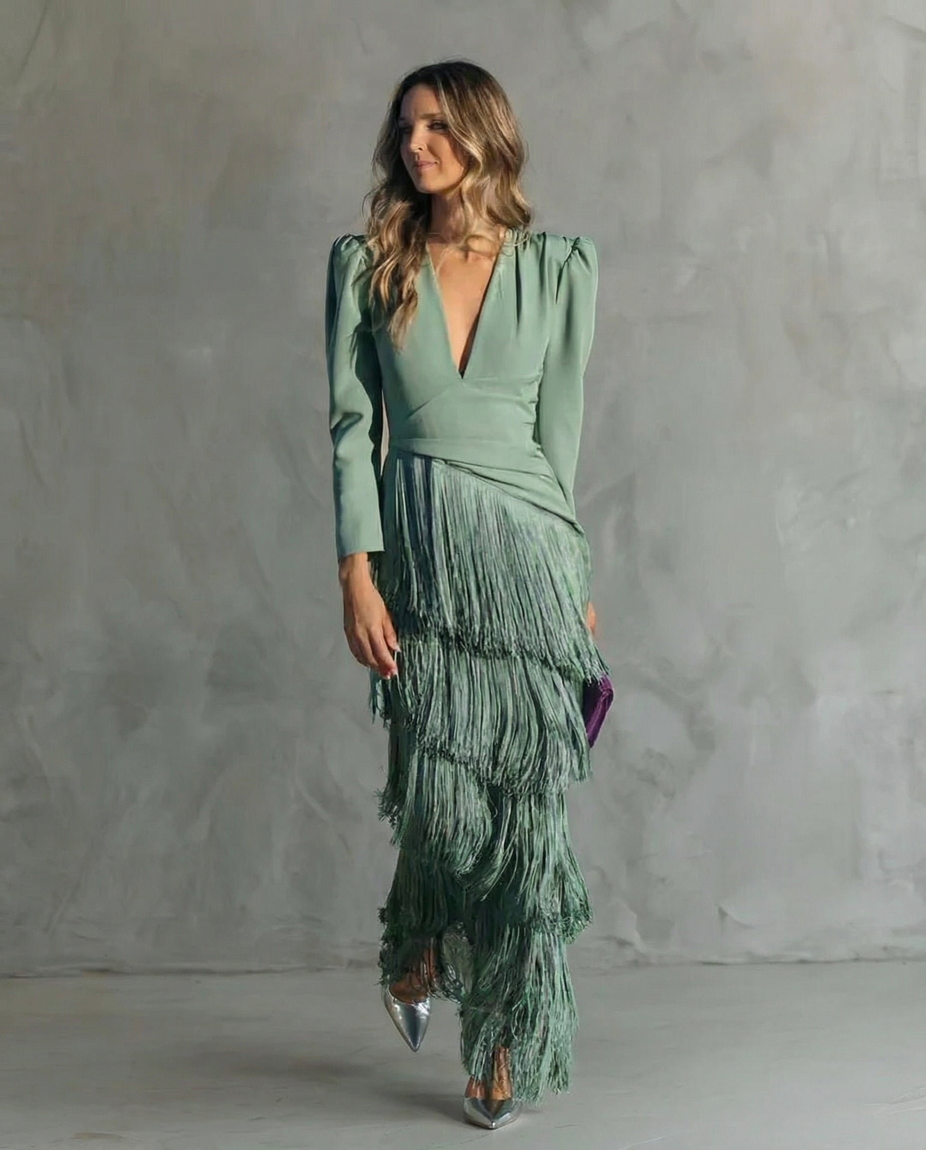 Elegante vestido midi con mangas con flecos