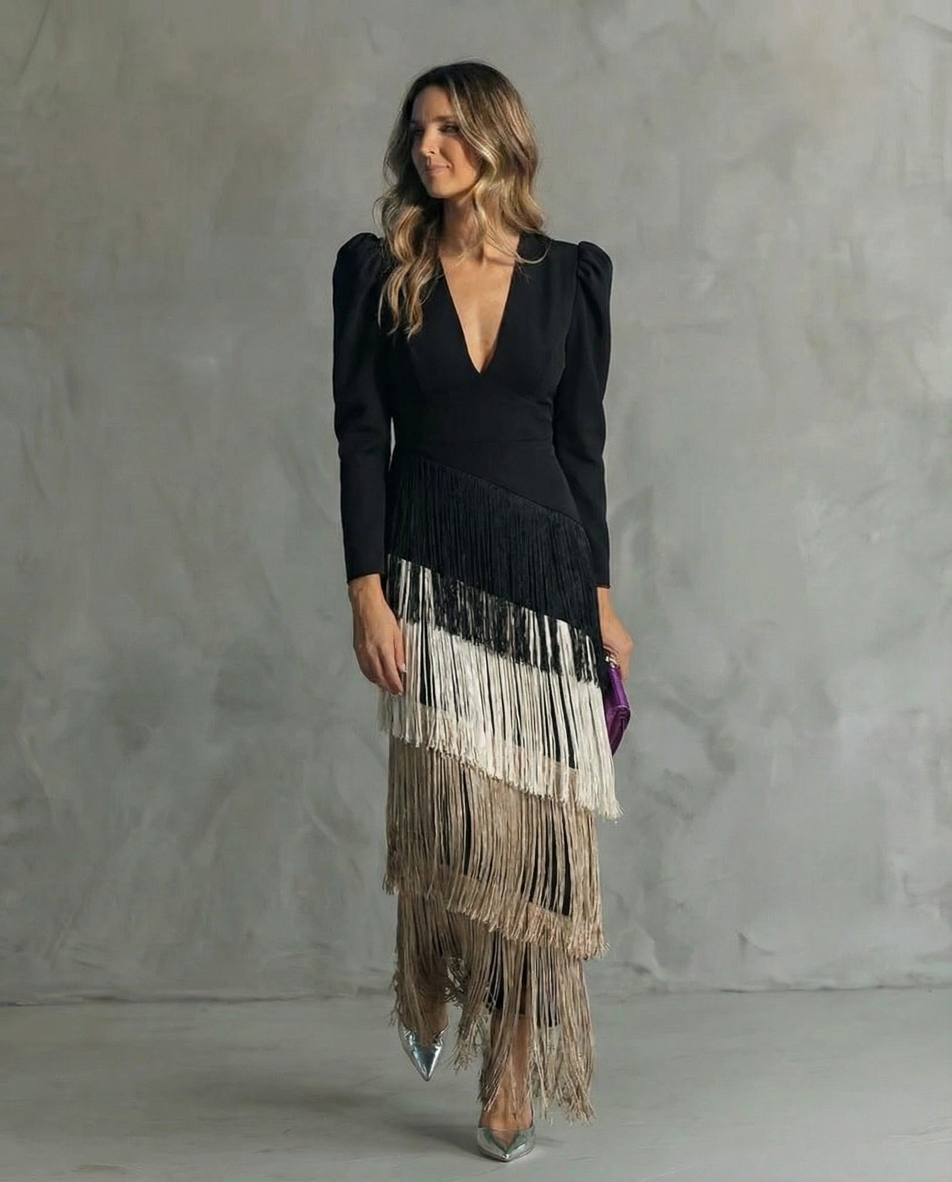 Elegante vestido midi con mangas con flecos