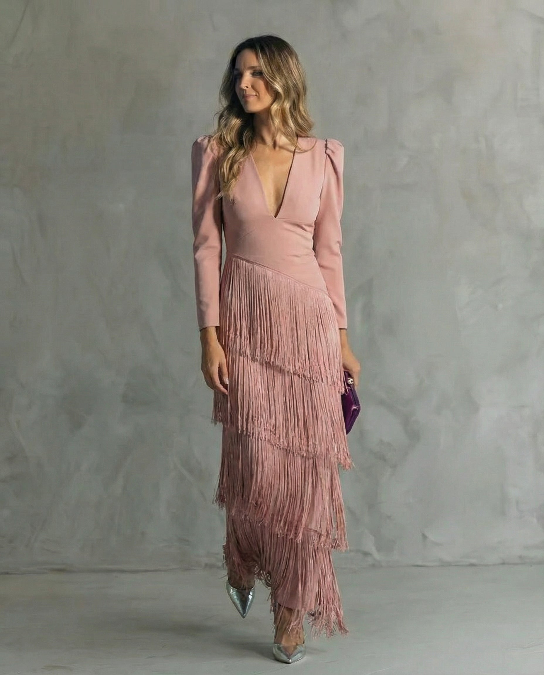 Elegante vestido midi con mangas con flecos