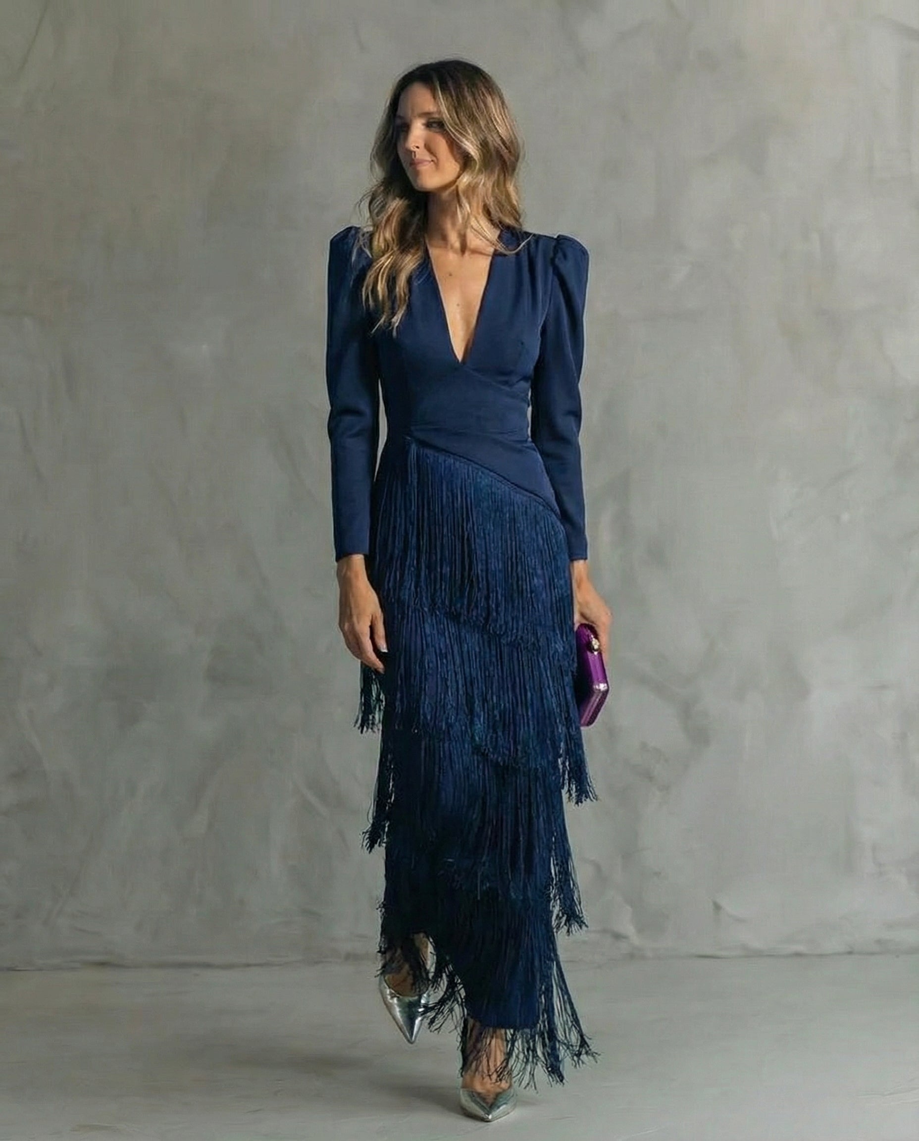 Elegante vestido midi con mangas con flecos