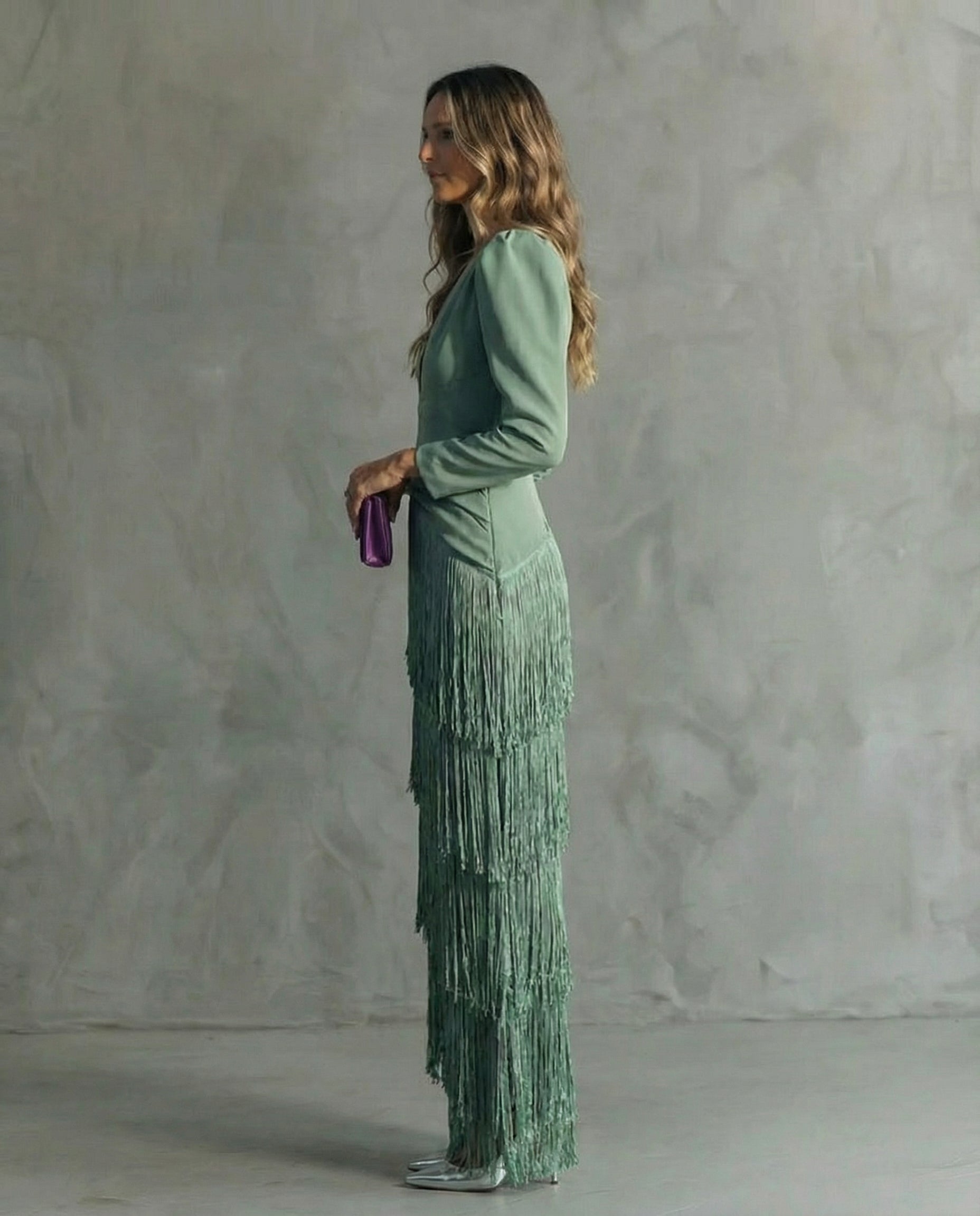 Elegante vestido midi con mangas con flecos