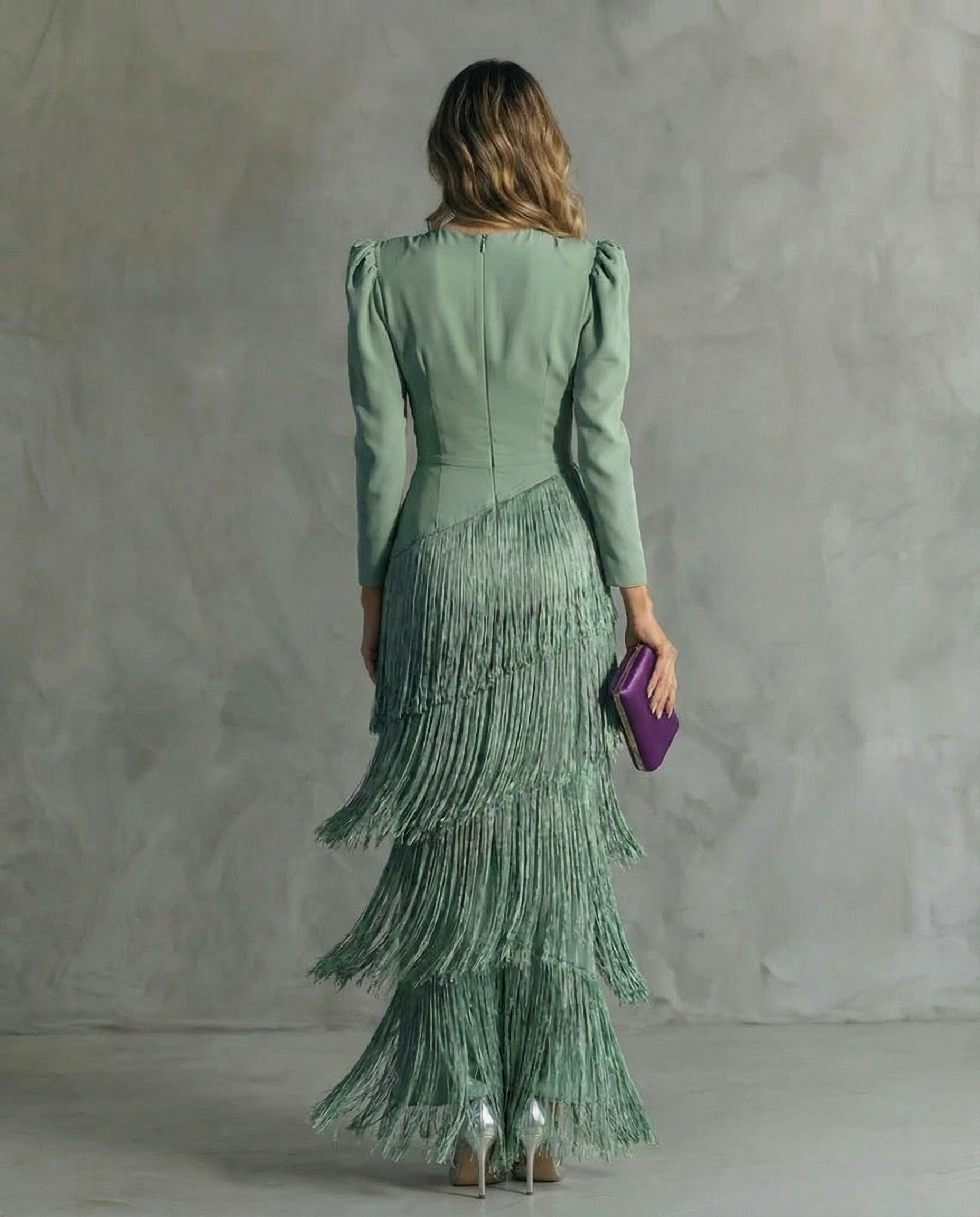 Elegante vestido midi con mangas con flecos