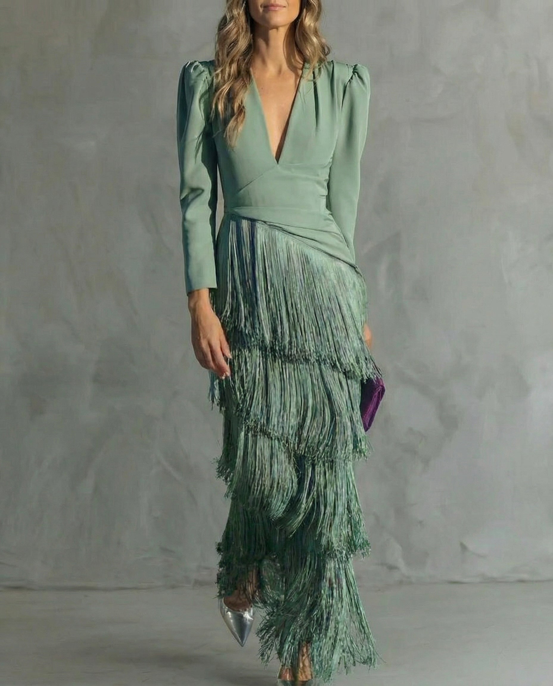 Elegante vestido midi con mangas con flecos