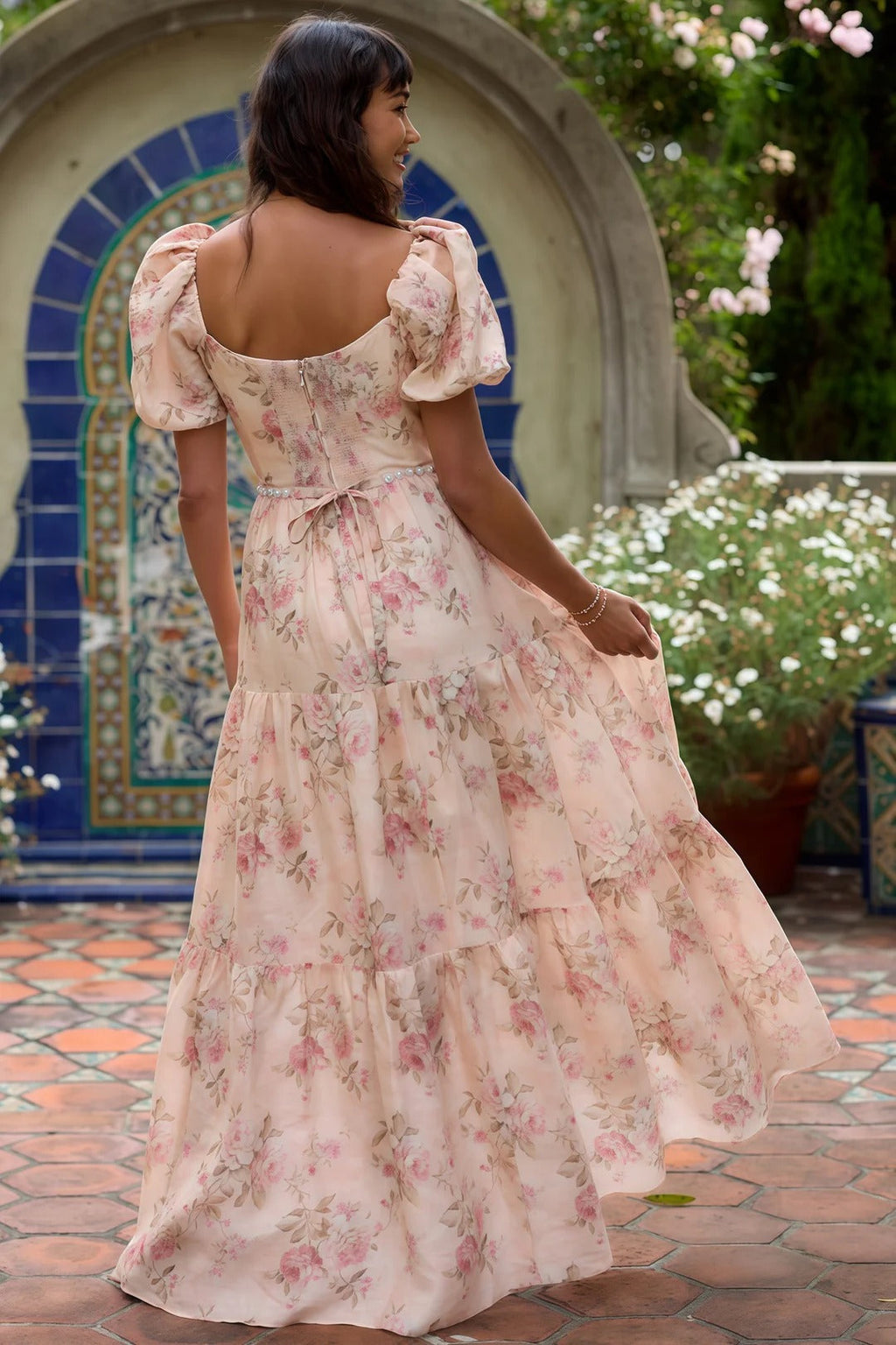 ELAIA-Vestido con un toque de ensueño y elegante.