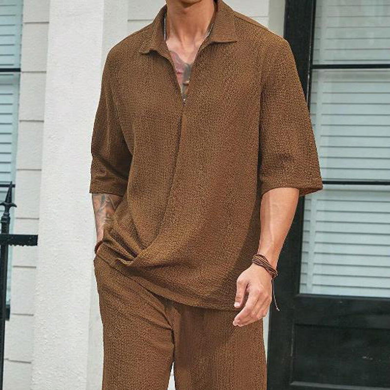 Conjunto de 2 piezas para hombre: camiseta de manga corta con cuello en V y pantalón.