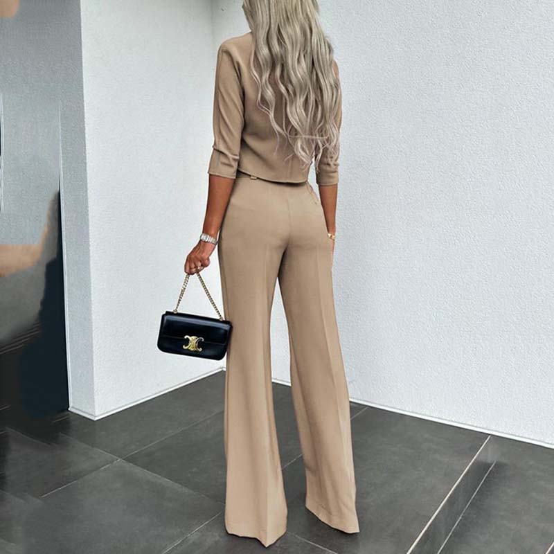 Elegante conjunto compuesto por un top corto y pantalones de pierna ancha para mujer.