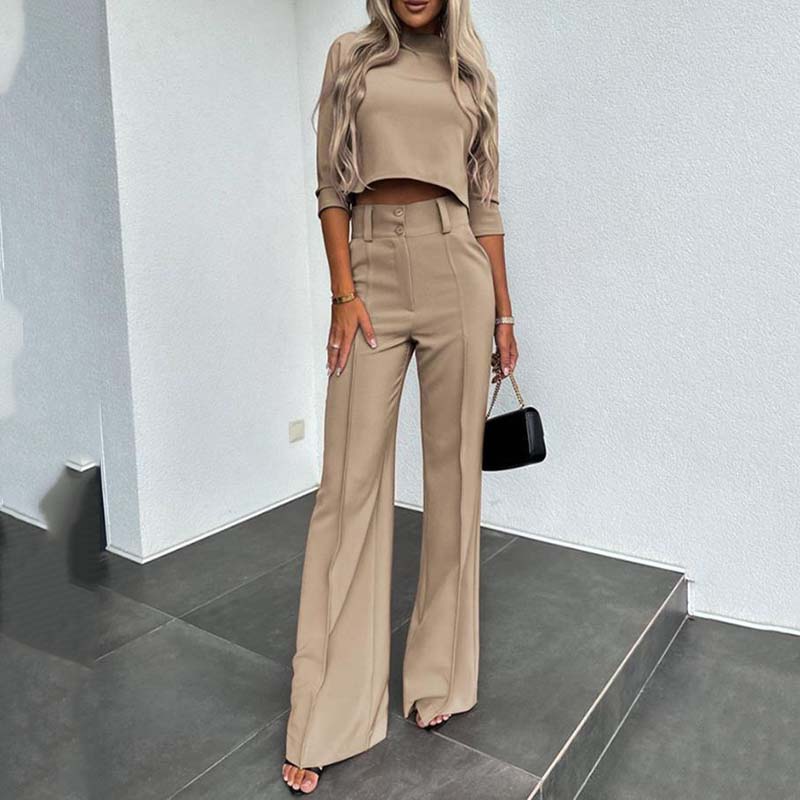 Elegante conjunto compuesto por un top corto y pantalones de pierna ancha para mujer.