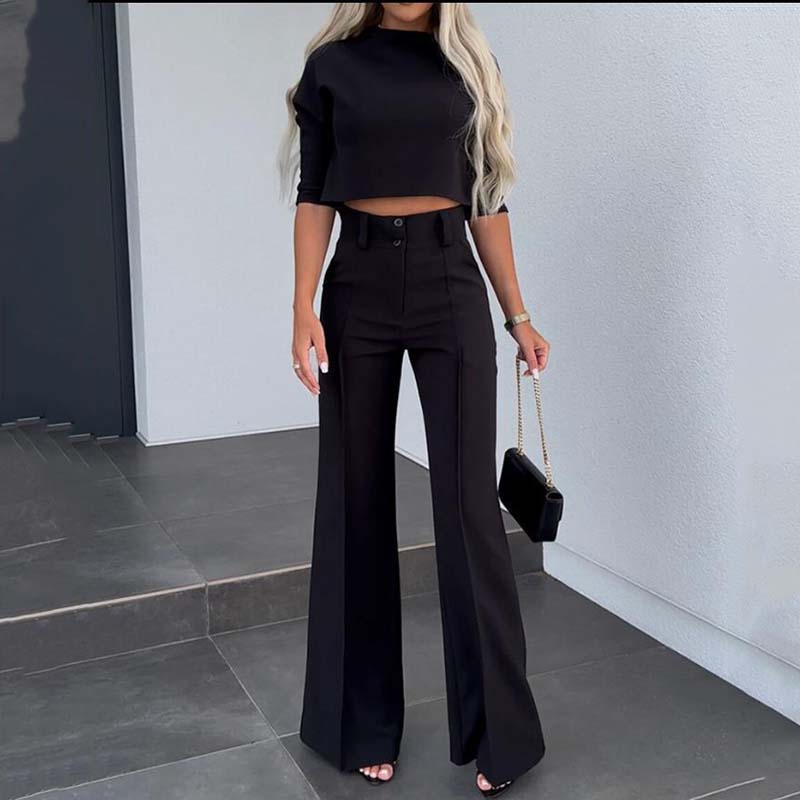 Elegante conjunto compuesto por un top corto y pantalones de pierna ancha para mujer.