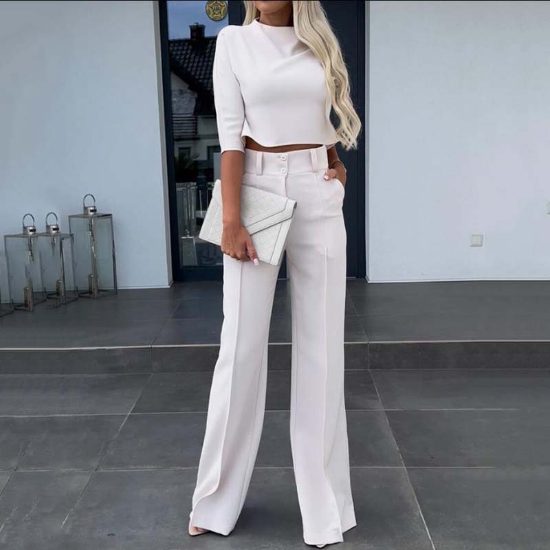 Elegante conjunto compuesto por un top corto y pantalones de pierna ancha para mujer.