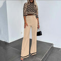 Elegante conjunto compuesto por un top corto y pantalones de pierna ancha para mujer.