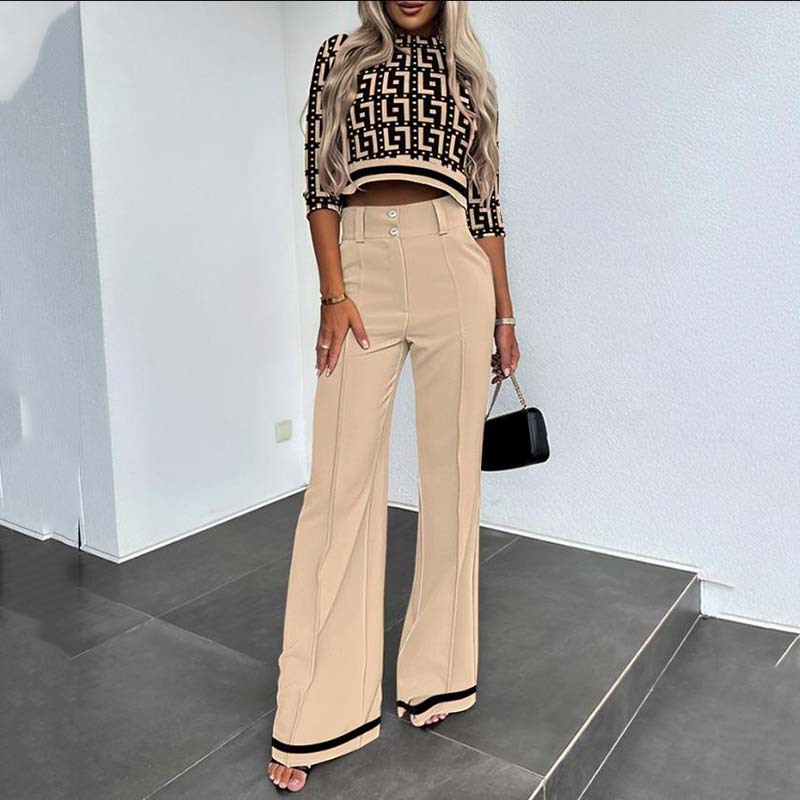 Elegante conjunto compuesto por un top corto y pantalones de pierna ancha para mujer.