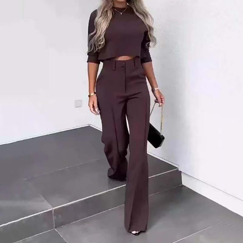 Elegante conjunto compuesto por un top corto y pantalones de pierna ancha para mujer.