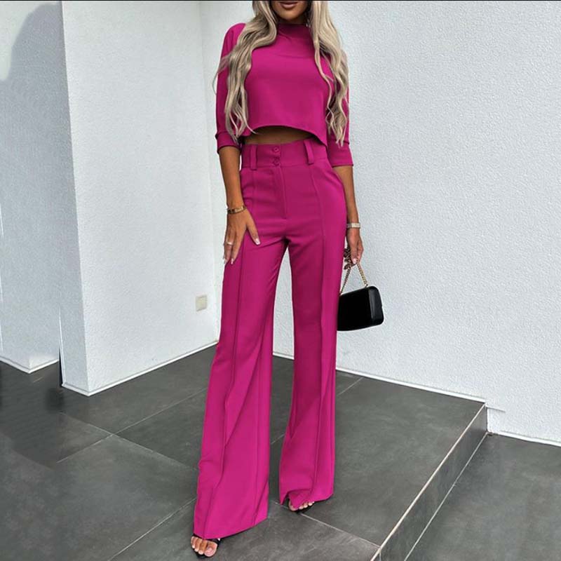 Elegante conjunto compuesto por un top corto y pantalones de pierna ancha para mujer.