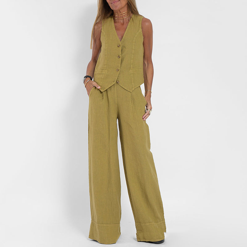 Conjunto de dos piezas para mujer compuesto por un chaleco de lino y pantalones anchos.