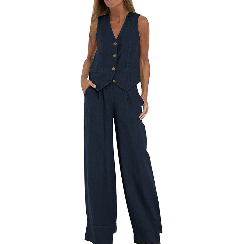 Conjunto de dos piezas para mujer compuesto por un chaleco de lino y pantalones anchos.