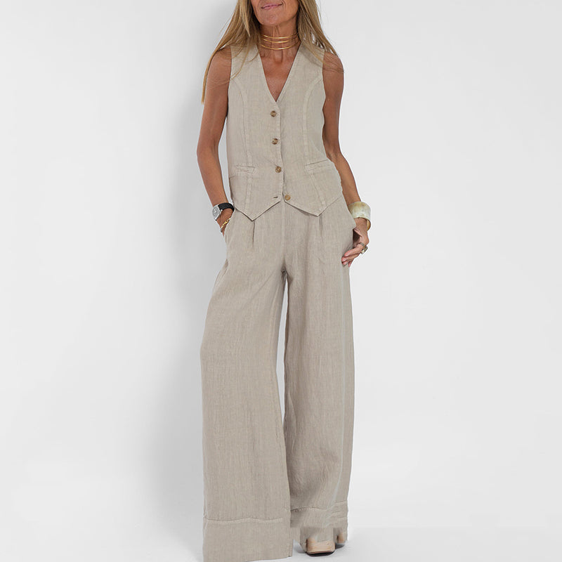 Conjunto de dos piezas para mujer compuesto por un chaleco de lino y pantalones anchos.
