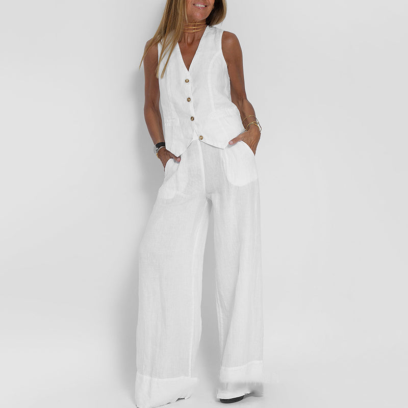 Conjunto de dos piezas para mujer compuesto por un chaleco de lino y pantalones anchos.