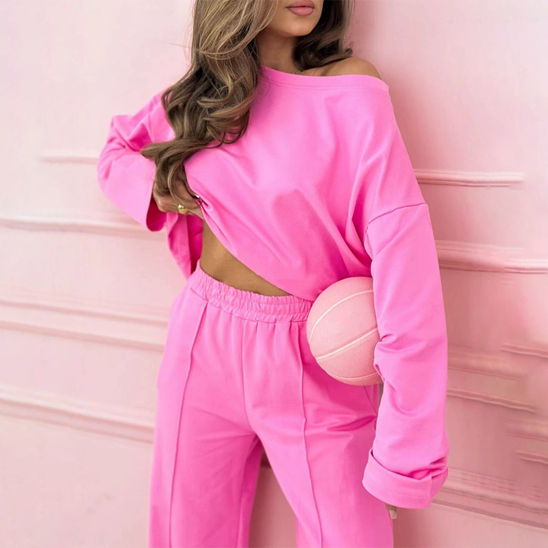 Conjunto de dos piezas moderno y minimalista de top de cuello redondo y pantalón de pierna ancha.