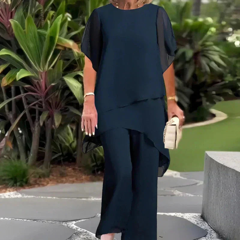 Conjunto compuesto por un precioso top asimétrico y unos pantalones de pierna ancha