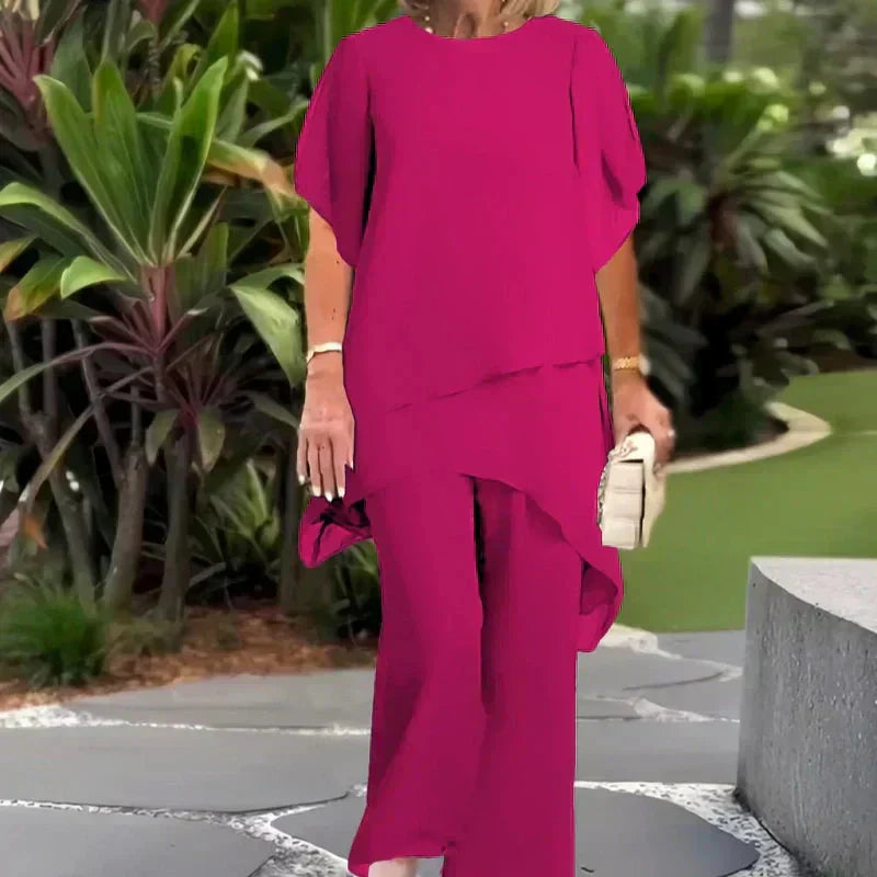 Conjunto compuesto por un precioso top asimétrico y unos pantalones de pierna ancha