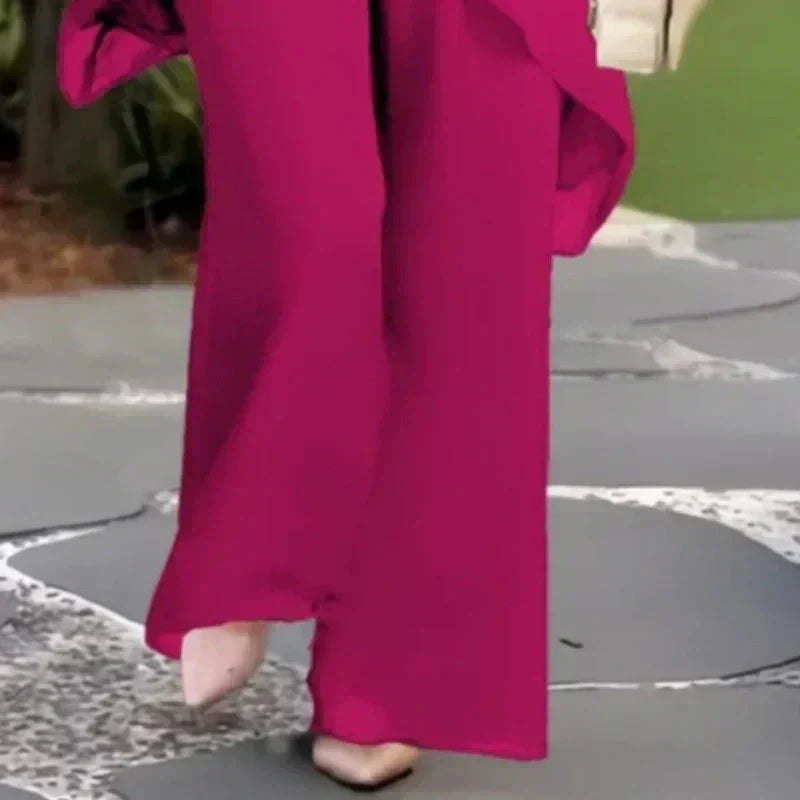Conjunto compuesto por un precioso top asimétrico y unos pantalones de pierna ancha