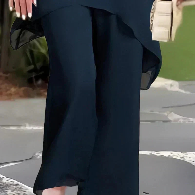 Conjunto compuesto por un precioso top asimétrico y unos pantalones de pierna ancha