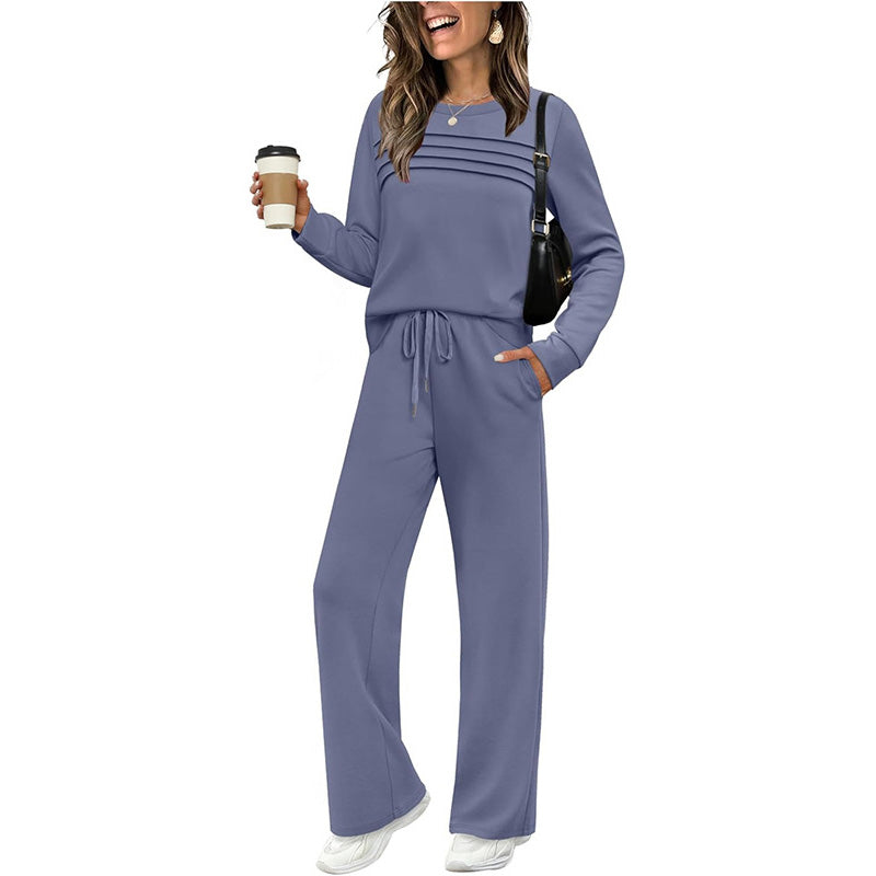 Conjunto de mujer con pantalón de cuello redondo y cintura con cordón ajustable.