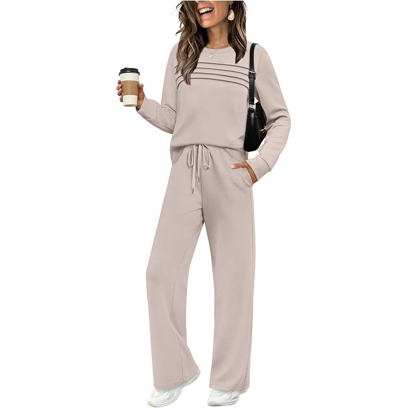 Conjunto de mujer con pantalón de cuello redondo y cintura con cordón ajustable.
