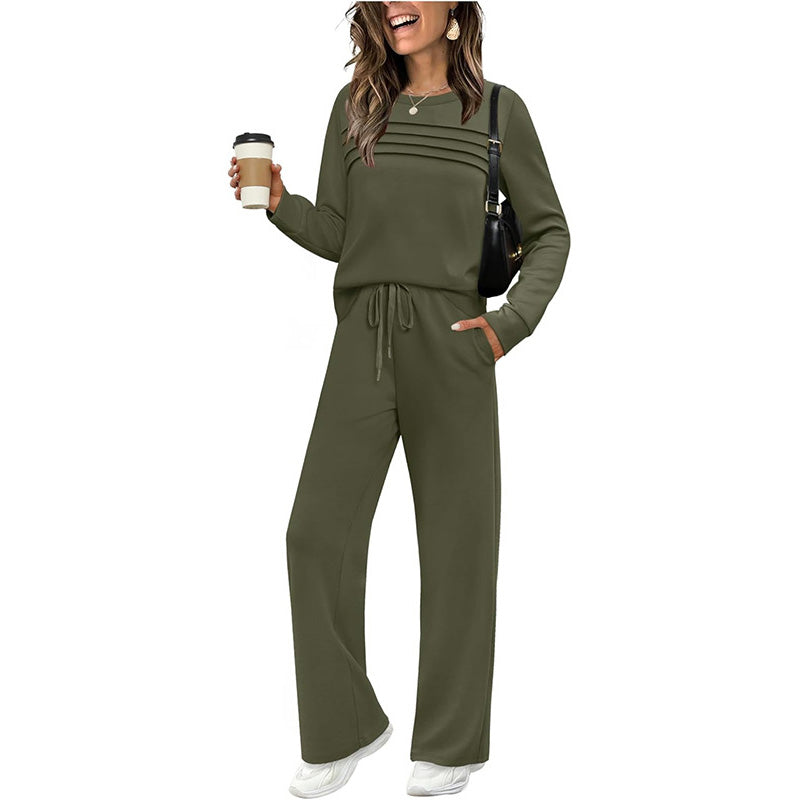 Conjunto de mujer con pantalón de cuello redondo y cintura con cordón ajustable.