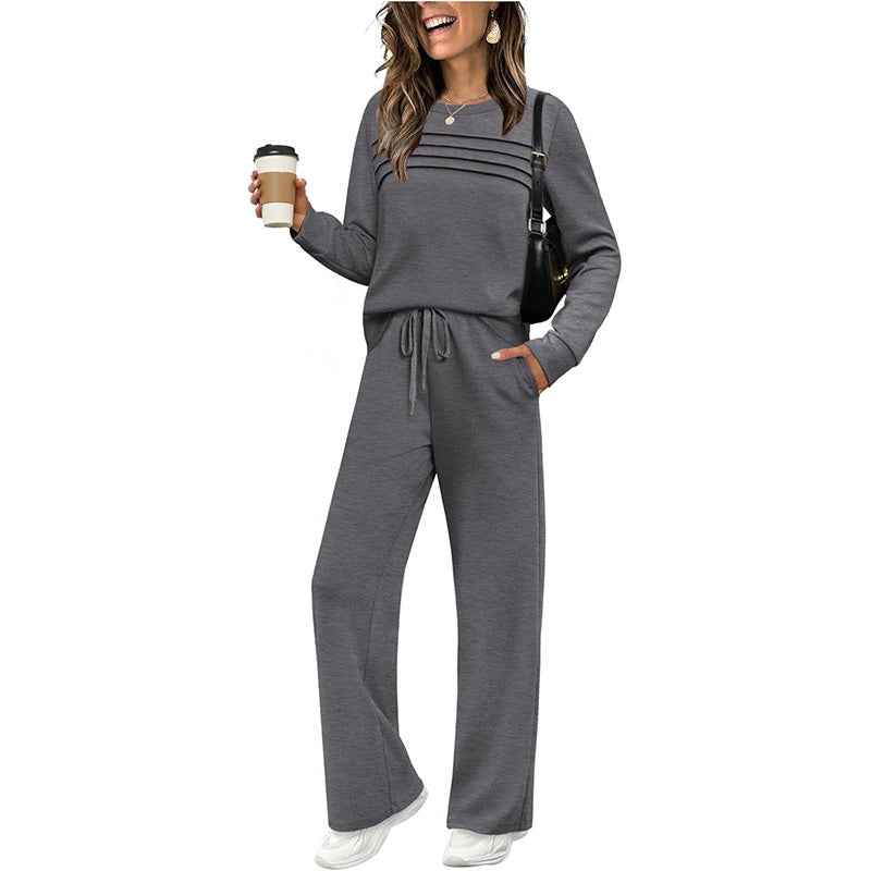 Conjunto de mujer con pantalón de cuello redondo y cintura con cordón ajustable.