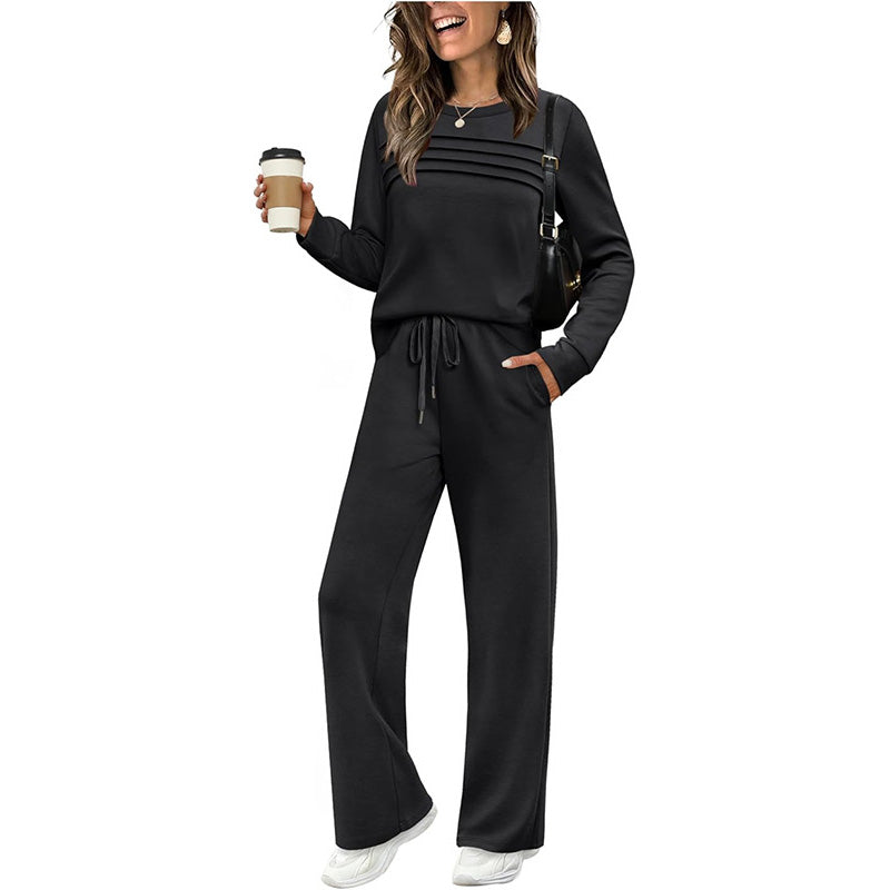 Conjunto de mujer con pantalón de cuello redondo y cintura con cordón ajustable.