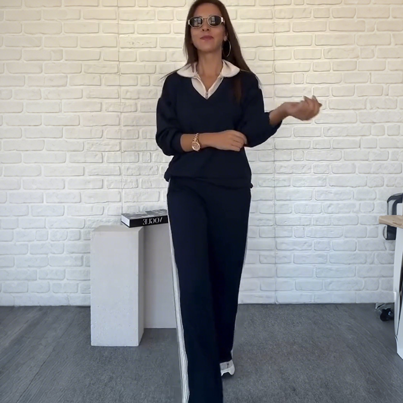 Conjunto de mujer compuesto por blusa de manga larga con solapa y pantalón.