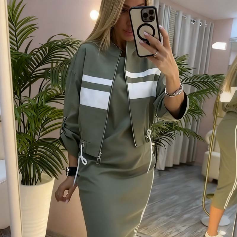 Conjunto de mujer compuesto por una chaqueta con cuello alto y un vestido.
