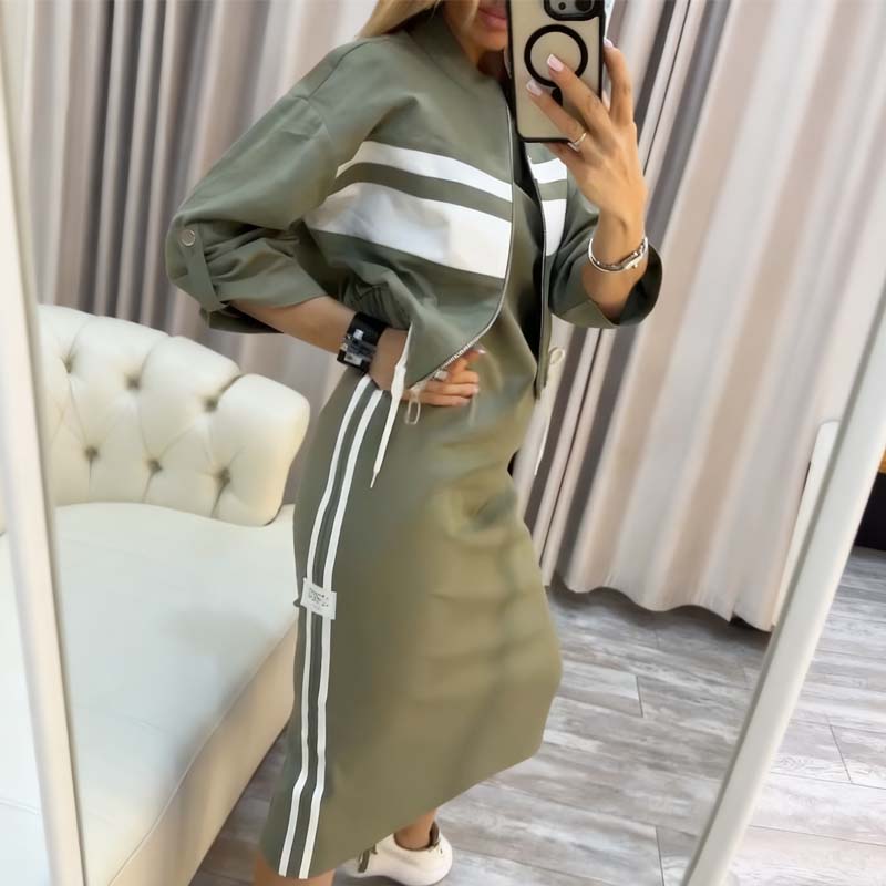 Conjunto de mujer compuesto por una chaqueta con cuello alto y un vestido.