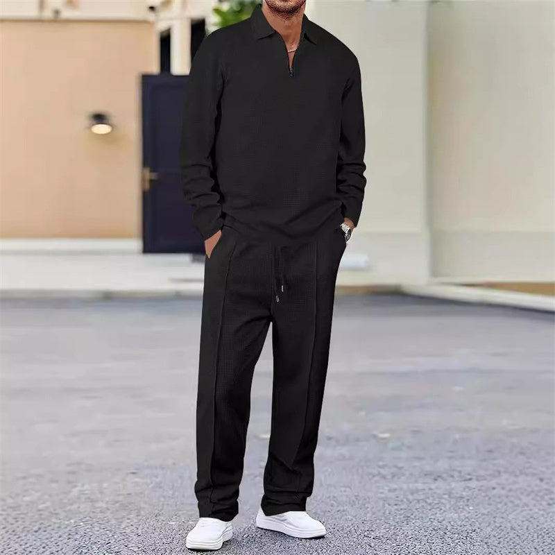 Conjunto para hombre compuesto por una sudadera de punto gofrado y pantalones de pierna recta.