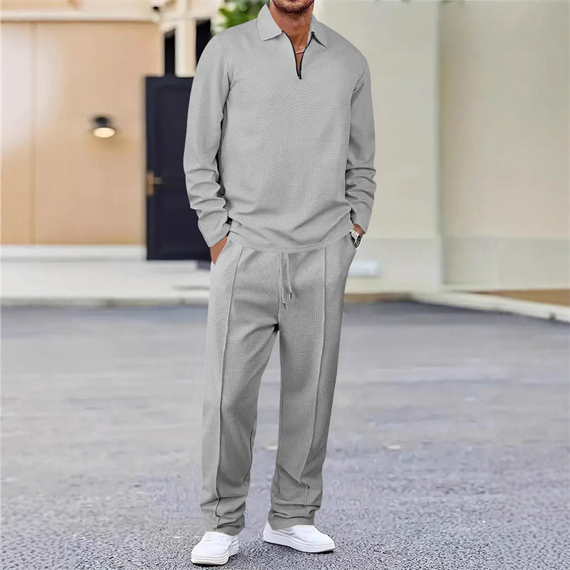 Conjunto para hombre compuesto por una sudadera de punto gofrado y pantalones de pierna recta.