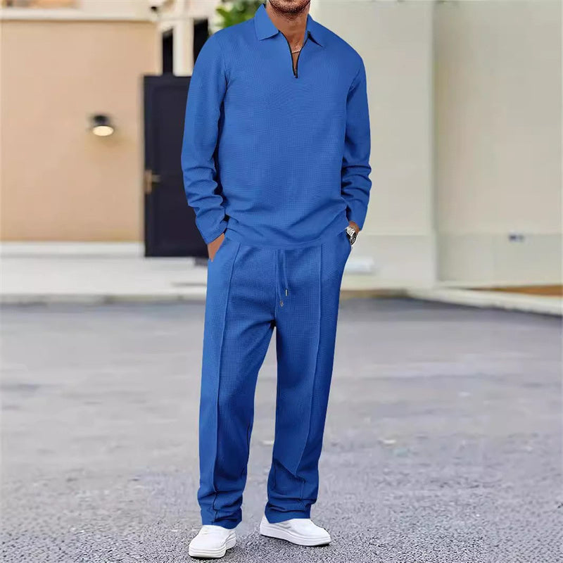 Conjunto para hombre compuesto por una sudadera de punto gofrado y pantalones de pierna recta.